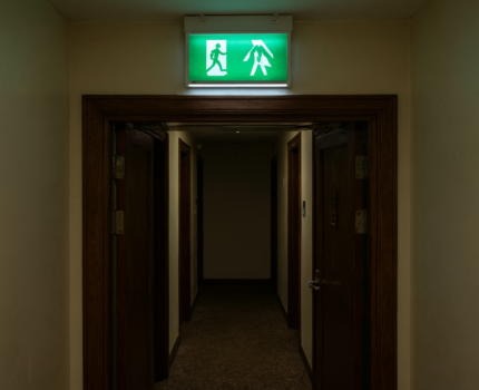 逃生動線與集合點看哪一欄：疏散指引、演練週期與通道標示